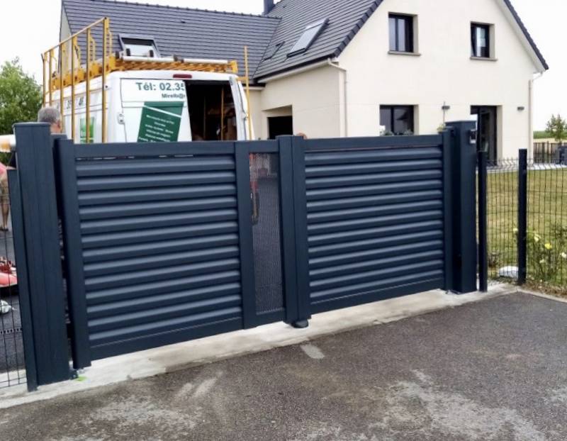 Installation d'un portail motorisé  par MIROITERIE ELBEUVIENNE sur Isneauville 76 proche de Rouen